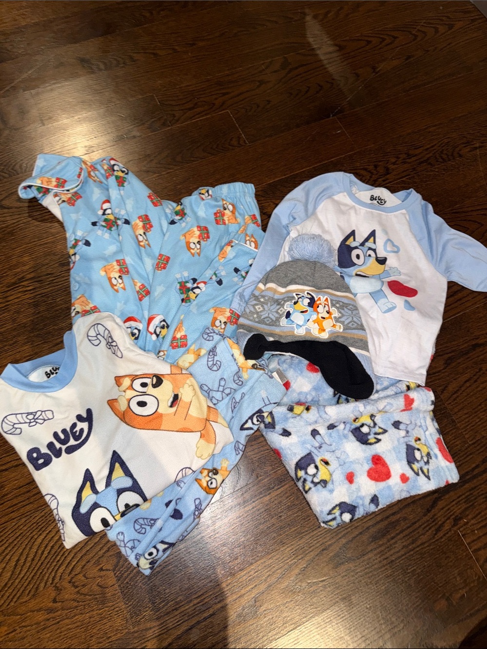 Bluey PJ bundle size Small 6/7 with bonus hat